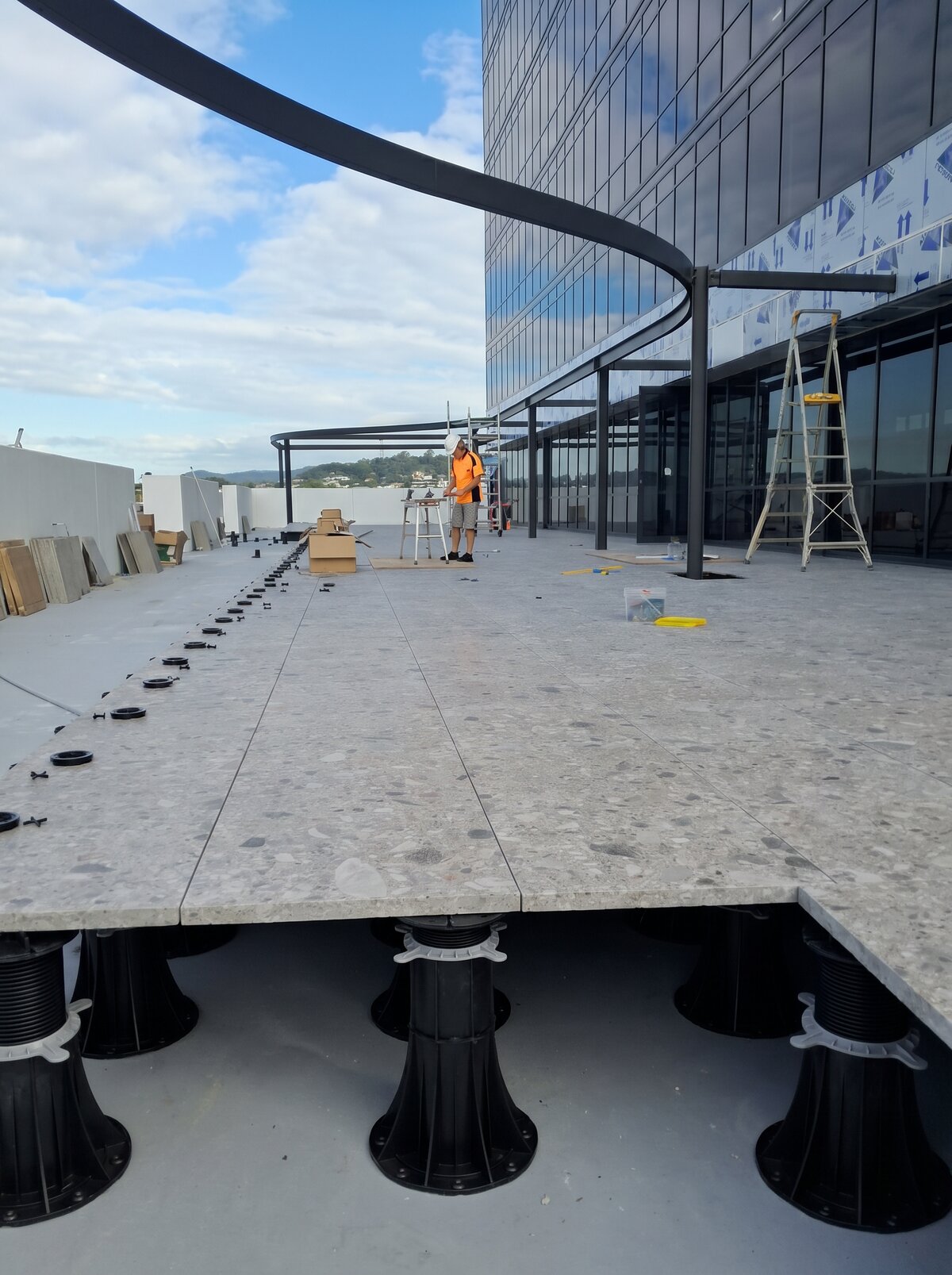 Verlegung von Feinsteinzeugplatten Terrazzo auf hohen Stelzlagern