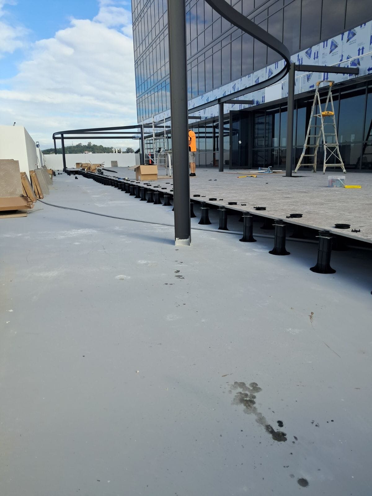 Montage der Stelzlager Terrasse auf dem Umkehrdach schwarze Stützen