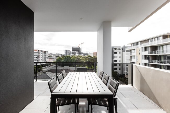 Möbel für den Außenbereich und Essbereich auf einem modernen Balkon in