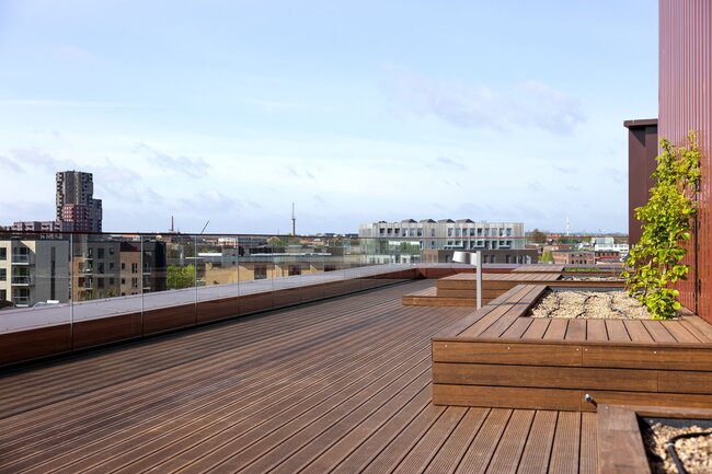 Mehrstöckige Dachterrasse im skandinavischen Stil mit Blick