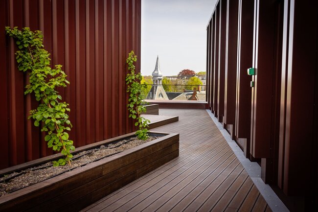 Holzterrassenweg auf dem Dach des Hotels in Aarhus verkleidet