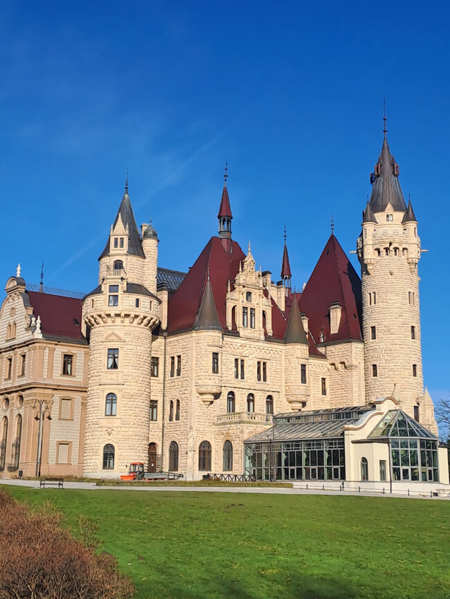 Architektur und Geschichte: Die neue Fassade der Terrassen von Schloss Moszna