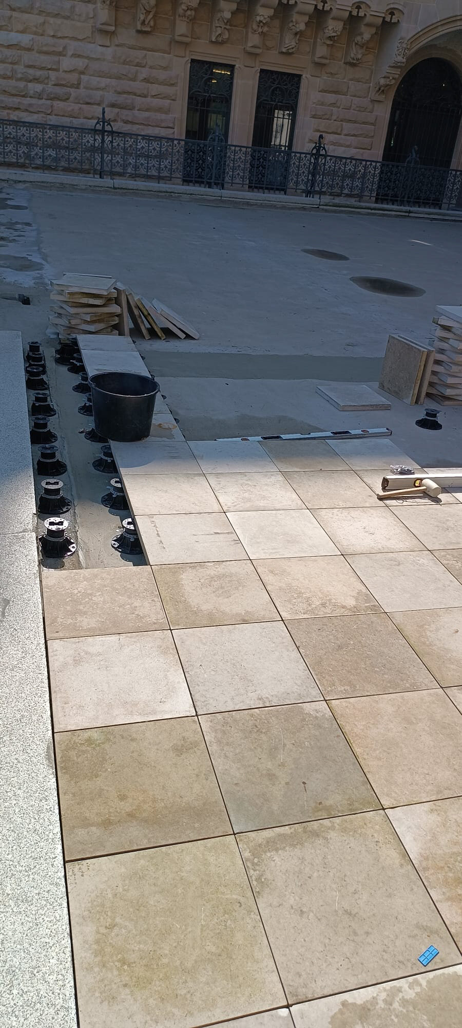 Montage einer Stelzlager Terrasse im Innenhof