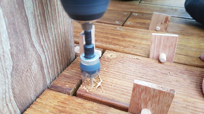 Montage von Terrassendielen aus exotischem Holz mit einem Akkuschrauber auf