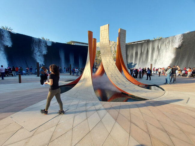 Installation eines Wasserspiels auf der Expo 2020 in Dubai mit einer monumentalen Fontäne