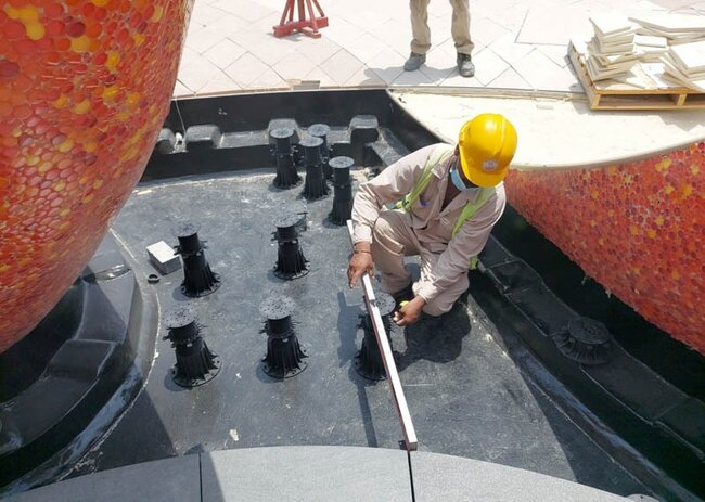 Abstand der schwarzen höhenverstellbaren Stelzlager in der Installationswanne