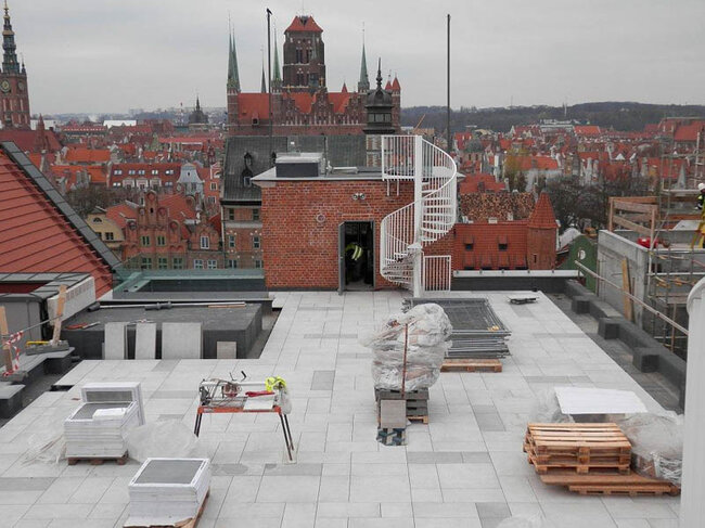 Stelzlager Terrasse auf dem Dach mit Blick auf die Stadt auf höhenverstellbaren Stelzlagern solver