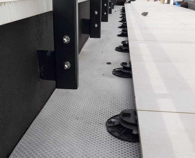Verstellbare Stelzlager unter Platten auf einer Stelzlager Terrasse