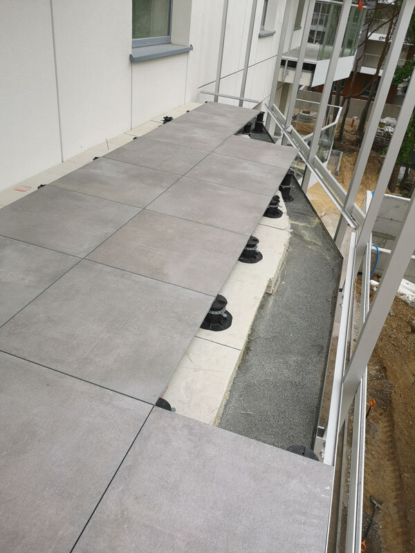Standard pedestals for porcelain tiles on balconies in multi-family buildings