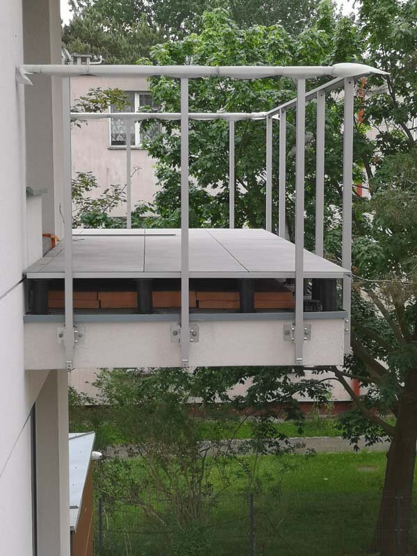Verstellbare Stelzlager auf dem Balkon im System der Stelzlager Terrasse Terrassen Plattenlager