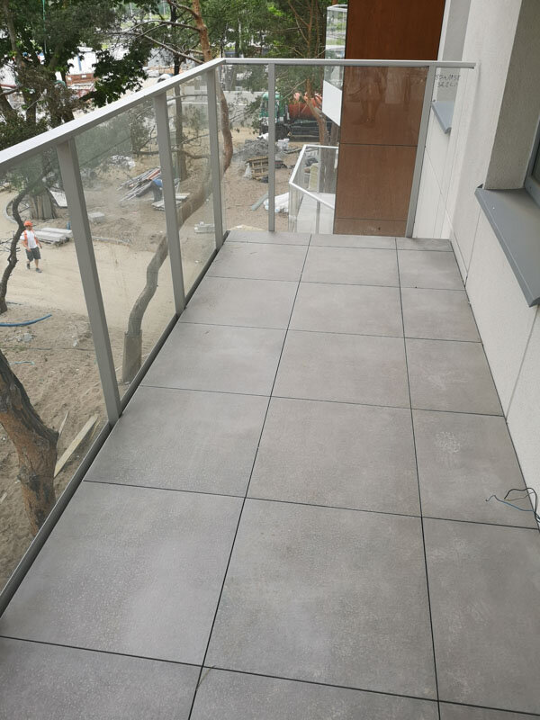 Fertiggestellte Stelzlager Terrasse mit 2 cm Feinsteinzeugplatten auf Solver Stelzlager