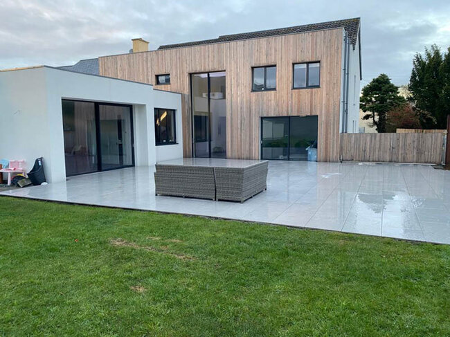 Fertige Terrasse mit Platten auf dem Boden verlegt auf höhenverstellbaren Stelzlagern solver