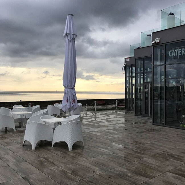 Stelzlager Terrasse mit Platten als Restaurantgarten am Meer