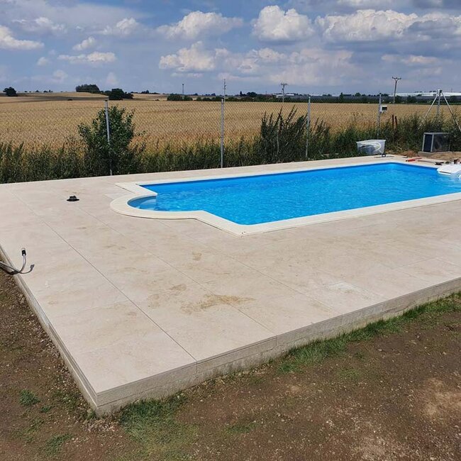 Fertiggestellter Pool mit Platten rundherum, verlegt auf höhenverstellbaren Stelzlagern solver
