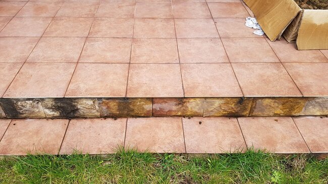 Stufen mit abfallenden Platten auf einer traditionellen Terrasse