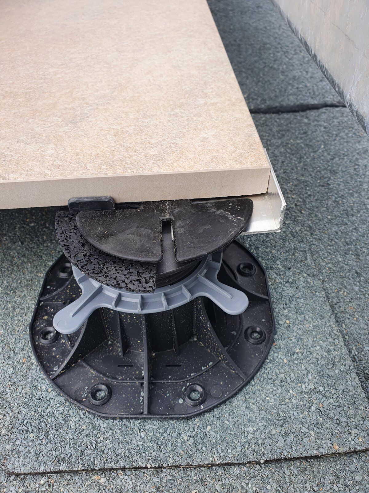wspornik z akcesoriami i płytą na tarasie z papą termozgrzewalną