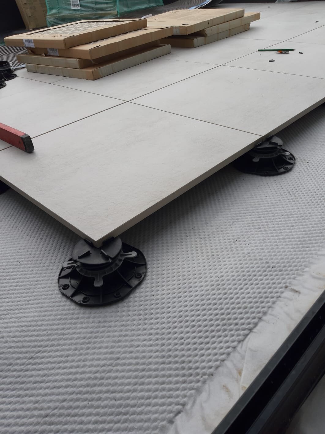 Wsporniki z płytami ceramicznymi instalacja
