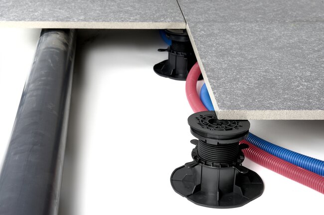 Wasser- und Elektroinstallation unter der Stelzlager Terrasse verlegt