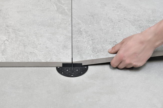Układanie płyt tarasowych gresowych ceramicznych 2 cm na podstawkach tarasowych 2 mm solver