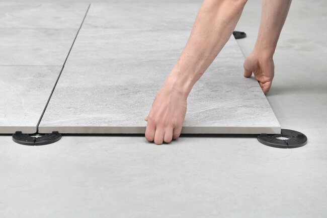 Verlegung von Feinsteinzeugplatten 2 cm auf Stelzlagern mit fester Höhe