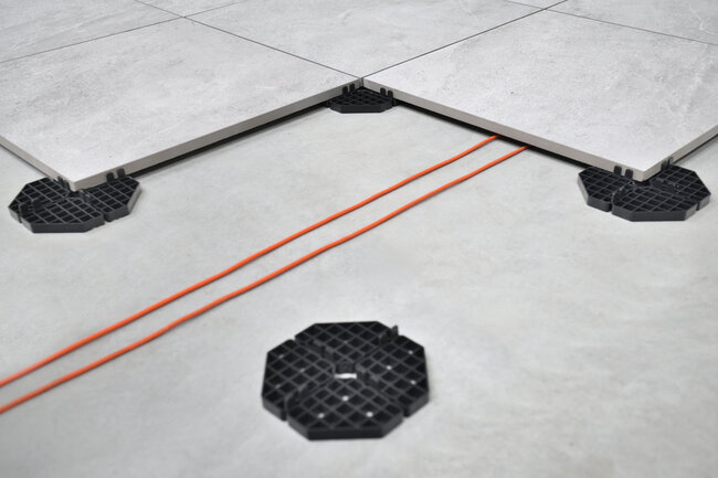 Elektroinstallation versteckt unter der Stelzlager Terrasse mit Platten auf Stelzlagern mit fester Höhe