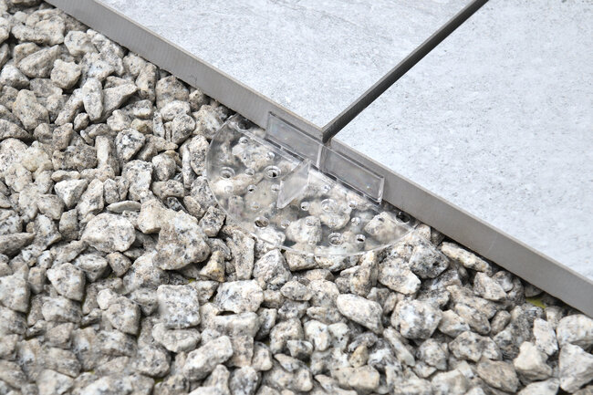 Transparent pad solver 2 mm under ceramic tiles laid on gravel