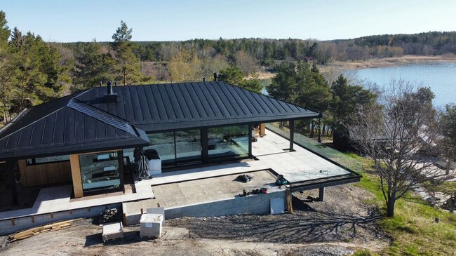 Terrassenplatten in einem modernen Haus am Wasser in Finnland
