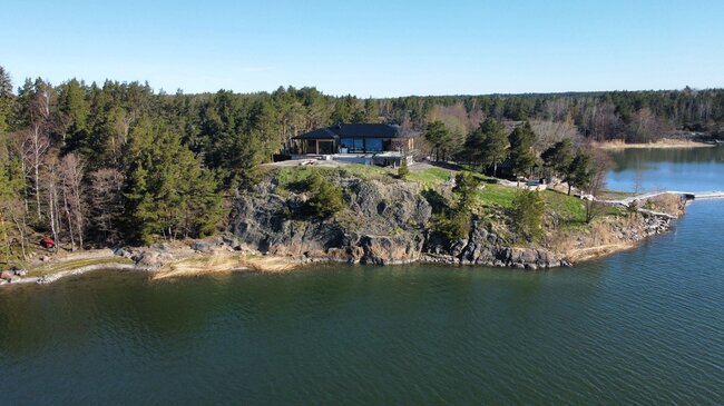 Terasse aus Platten in einem modernen Haus am Wasser in Finnland 4