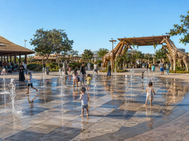 Stelzlager unter der Oberfläche des Brunnens im Dubai Safari Park