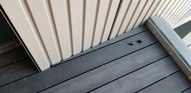 Detail der Komposit-Terrasse, Zuschnitt der Dielen mit Schräge