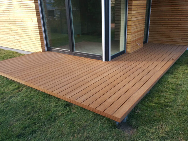 Fertiggestellte Komposit-Terrasse auf dem Boden, gebaut auf Stelzlagern