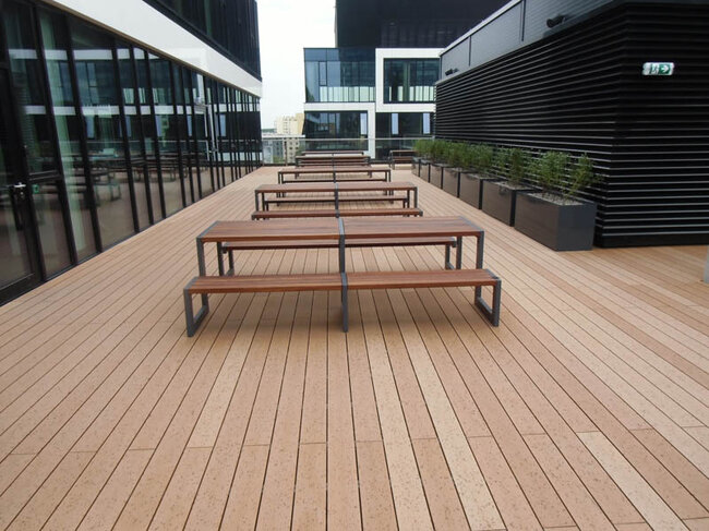 Bänke im Gemeinschaftsbereich auf der Stelzlager Terrasse auf Stelzlagern und Dielen