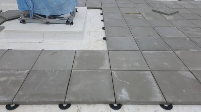 Betonplatten auf Stelzlager Terrasse auf dem Flachdach