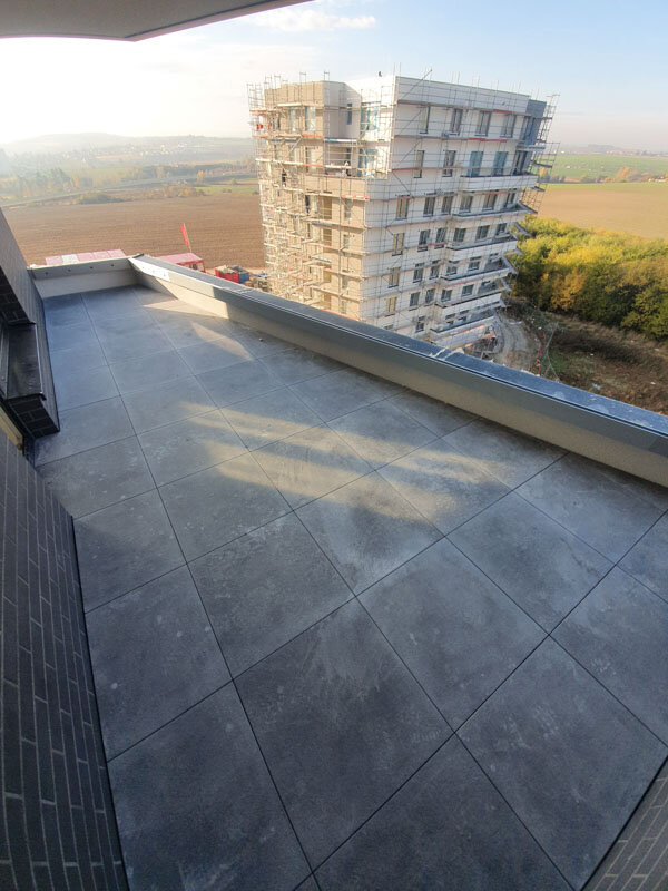 Blick auf die Terrasse aus Betonplatten auf einem hohen Gebäude