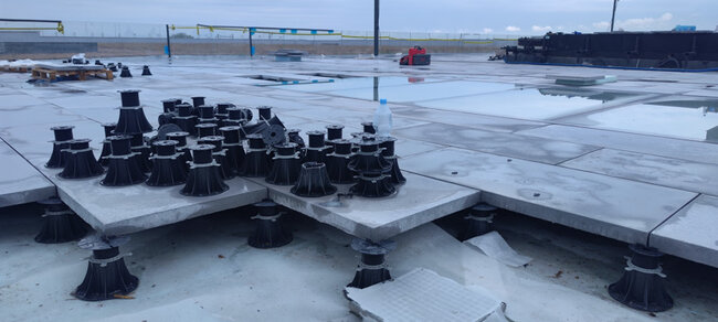 Stelzlager Standard auf Betonplatten auf einem flachen Nutzdach