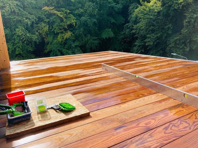 Nasse Holzdielen auf einer Stelzlager Terrasse