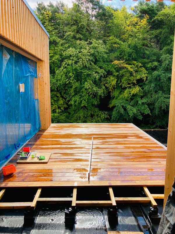 Montage einer Holzterrasse auf Stelzlagern solver