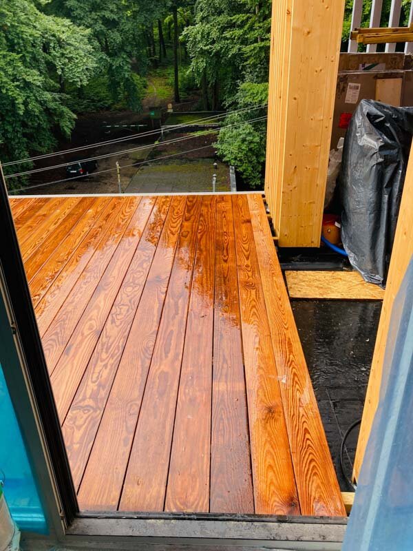 Holzterrasse auf Stelzlagern