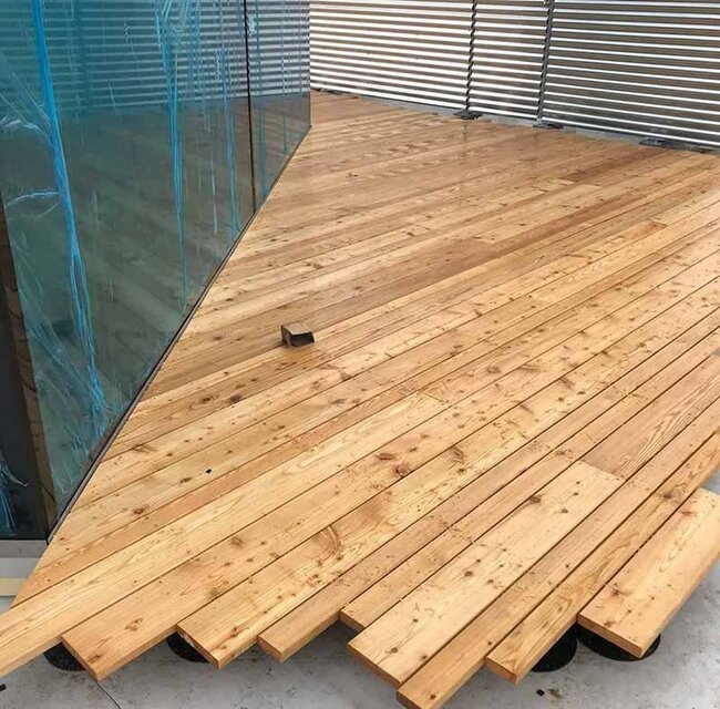 Terasse aus Naturholz in unterschiedlicher Breite auf einer Stelzlager Terrasse solver