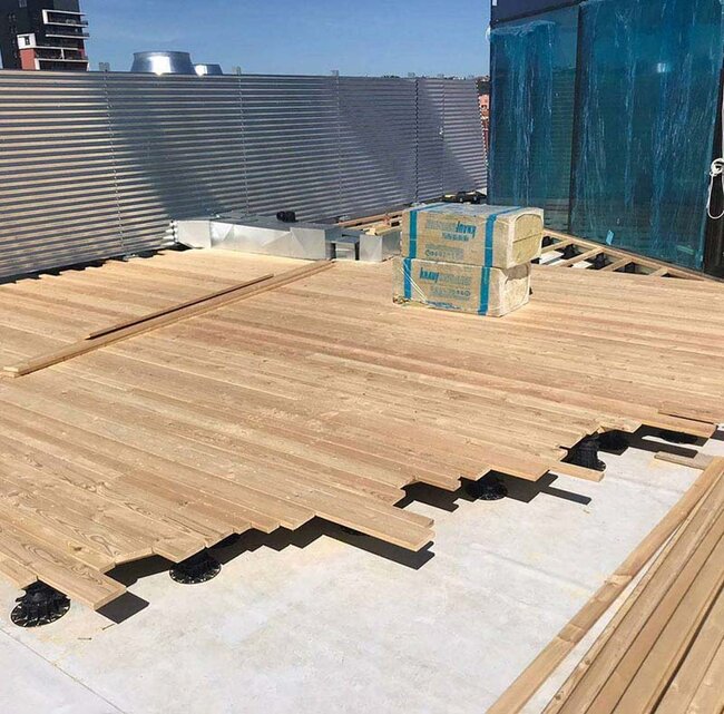 Aufbau einer Holzterrasse aus Naturholz auf Stelzlagern