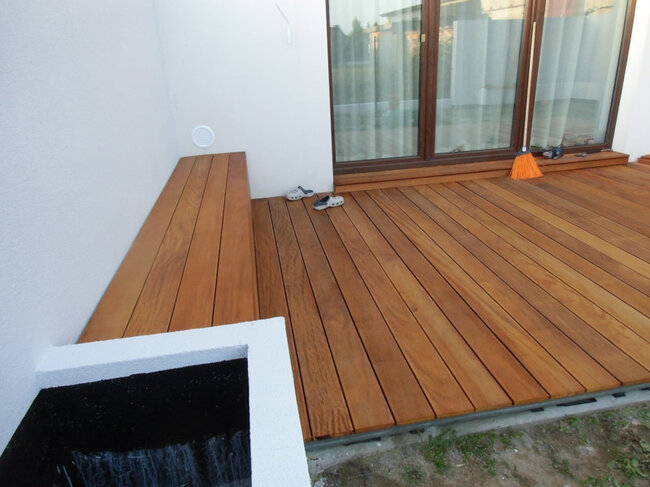 Terrassenbelag aus Holz mit Bank aus Naturholz