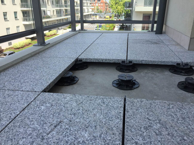 Verstellbare Stelzlager Standard für Feinsteinzeugplatten auf dem Balkon