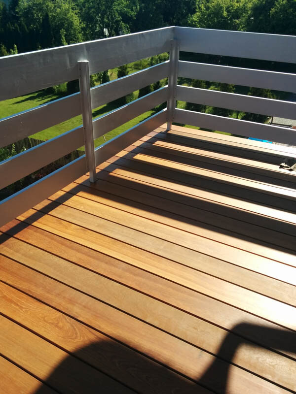 Terasse mit natürlichen Dielen auf dem Balkon