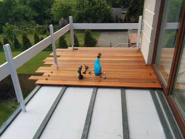 Montage der Terrassendielen auf dem Balkon