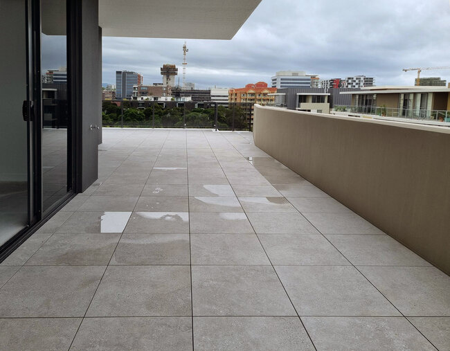 Große Terrasse mit Terrassenplatten mit Aussicht