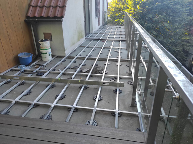 Konstrukcja z legarów aluminiowych na balkonie ze wspornikami spiral