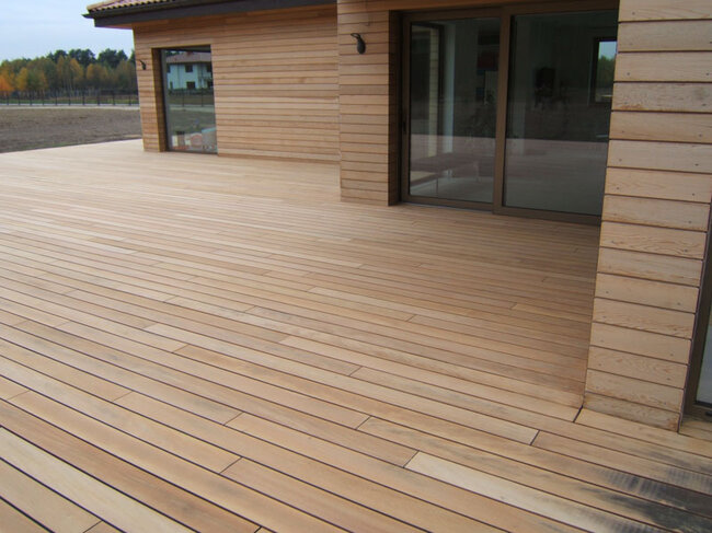 Holzbalkon auf Stelzlagern solver mit Balken und Dielen