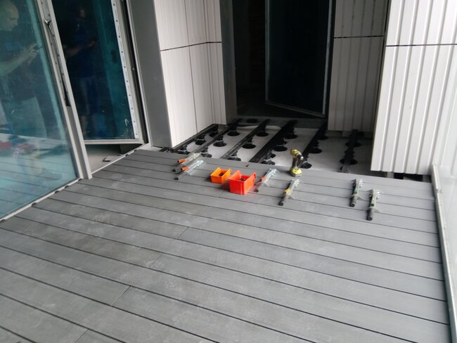 Montage der oberen Oberfläche auf der Terrasse, veredelt mit Verbundwerkstoffplatte