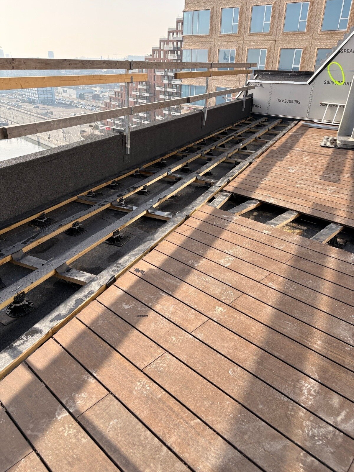 Stelzlager Terrasse mit Terrassendielen auf Balken mit höhenverstellbaren Stelzlagern solver