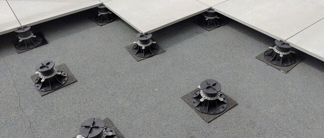Verstellbare Stelzlager mit SBR-Abstandhalter unter Terrassenplatten